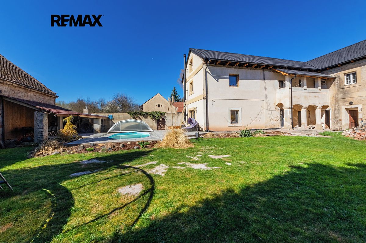 Prodej rodinného domu 330 m², pozemek 944 m²